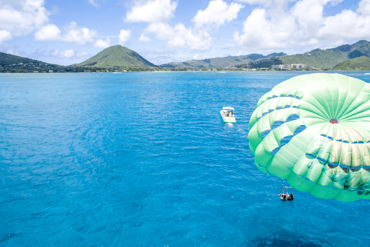 Parasail-in-calm-Maunalua-Bay